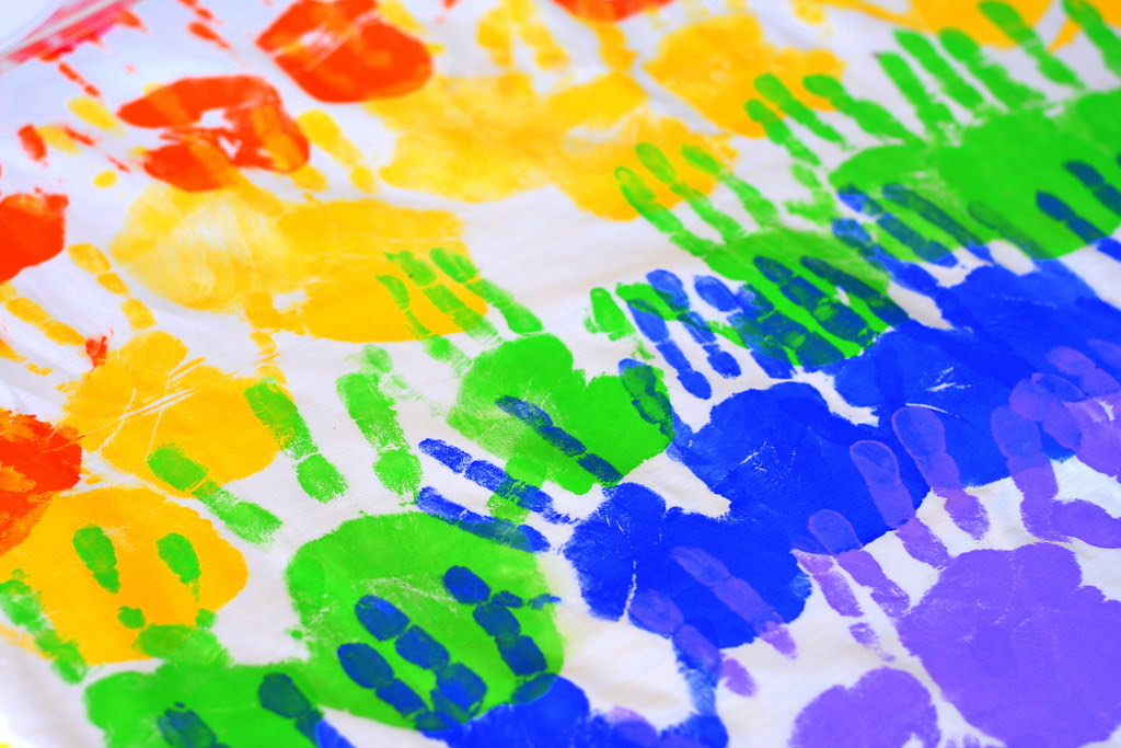 Manos con pintura de colores