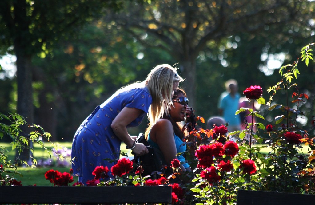 Dos personas conversando al aire libre