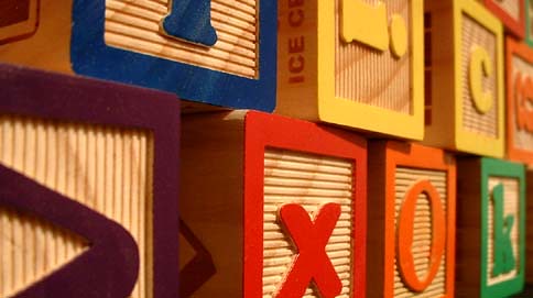 Bloques de madera de un material educativo tipo Montessori